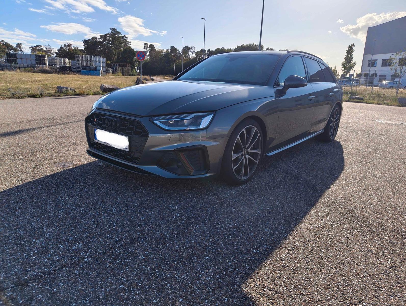 Audi S4 Avant in Grau, fotografiert für den Akwant-Fahrzeugbestand